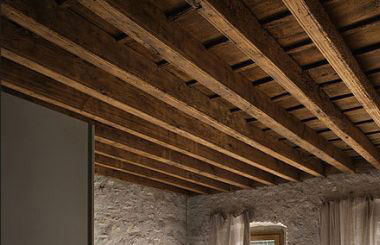 tetto-in-legno-con-travi-legnami-maletta